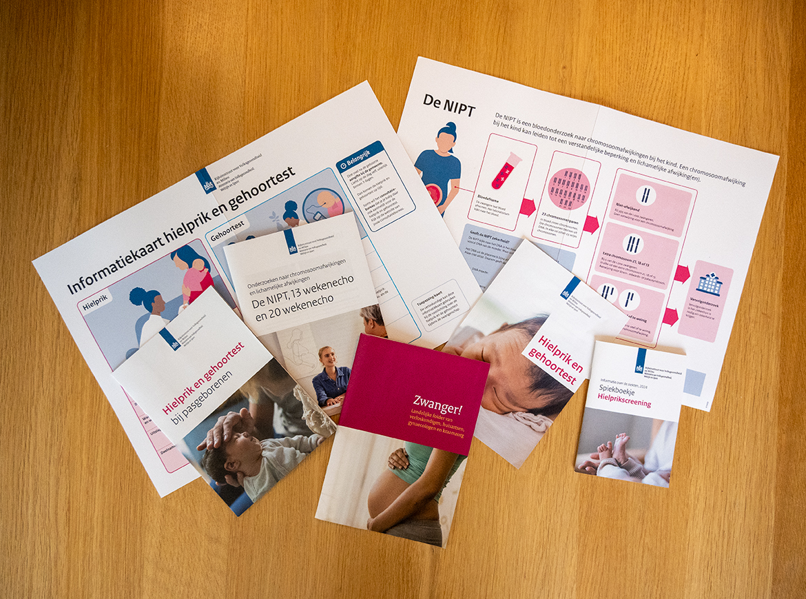 Een deel van de PNS folders op een tafel