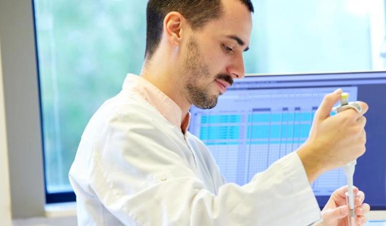 Man die test in een laboratorium