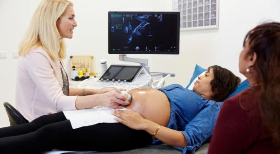 Vrouw krijgt een tweede trimester SEO