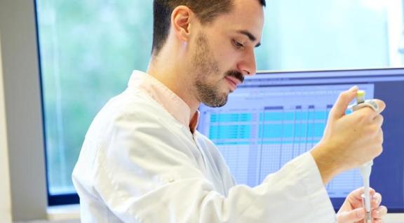 Man die test in een laboratorium