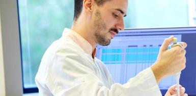 Man die test in een laboratorium